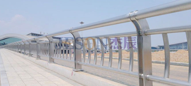 雙片不銹鋼橋梁護(hù)欄.jpg 雙片不銹鋼橋梁護(hù)欄.jpg