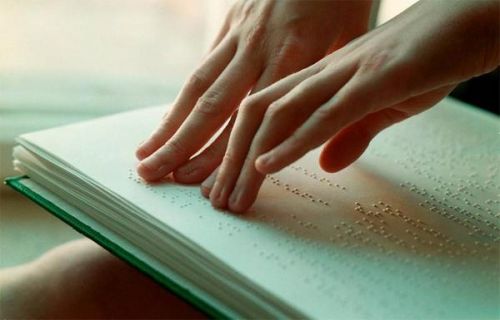 他們看不見(jiàn)我們，我們應(yīng)看見(jiàn)他們